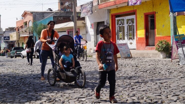 Caregivers on the move: Gender and socioeconomic in Bogotá